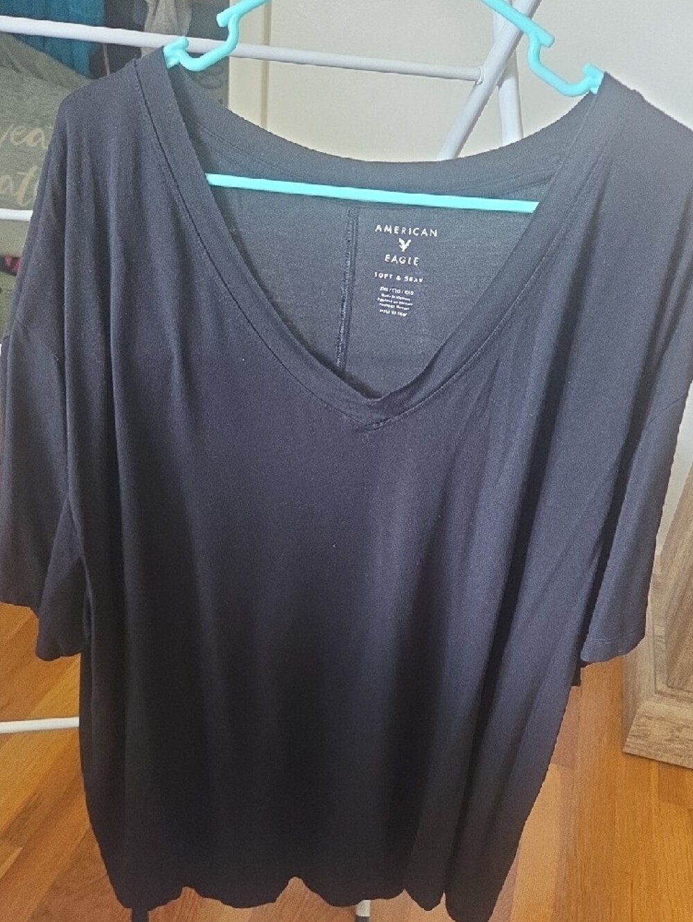4 Pack American Eagle Outfitters  V-Neck Short Sleeve Tees - Picture 3 of 4
